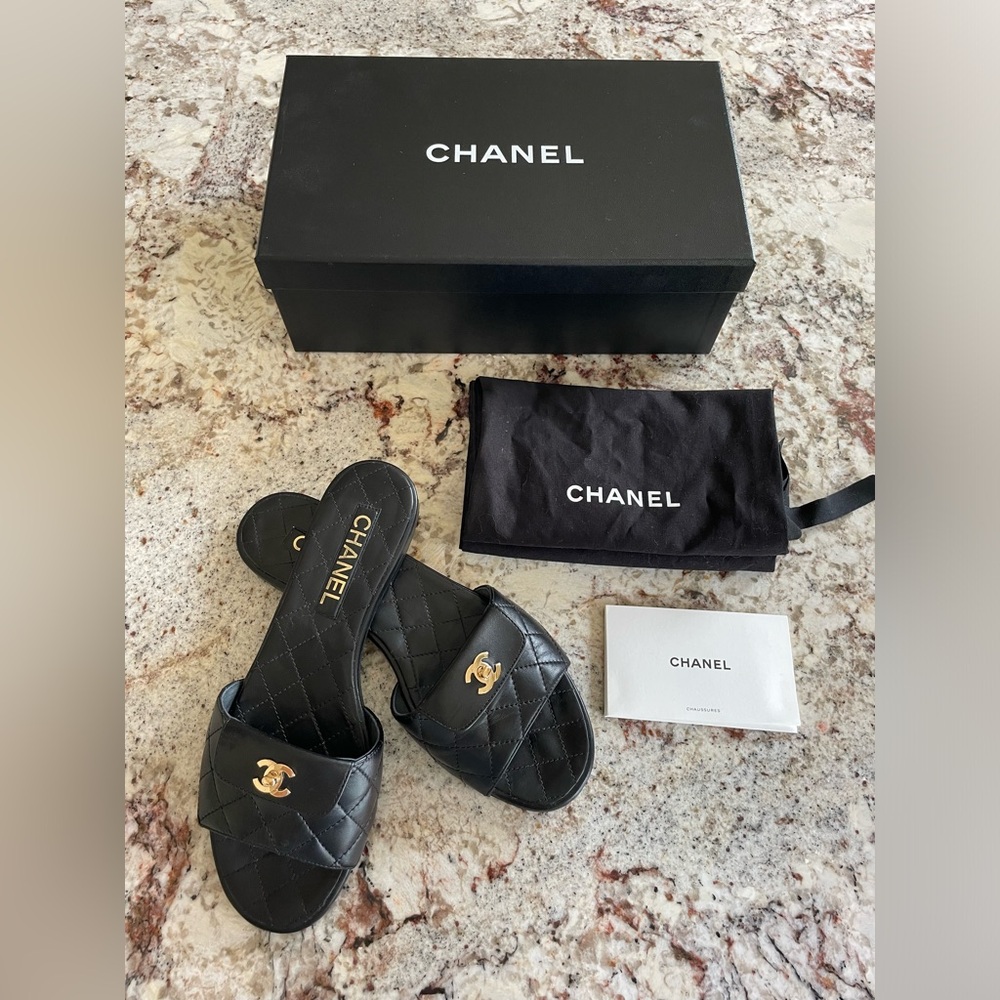 Chanel Turnlock Quilted Black Slides - Size EU 39 / US 8 - Excellent condition - Picture 2 of 16